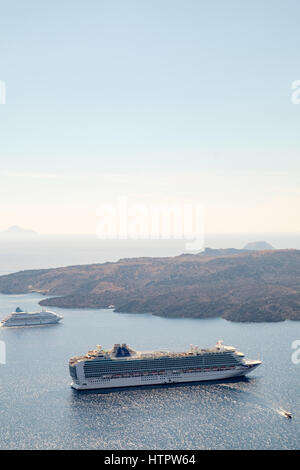 Santorini - die Inseln Nea Kameni und Palea Kameni und dem südlichen Teil der Insel im Hintergrund. Stockfoto