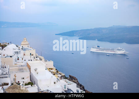 Santorini - die Inseln Nea Kameni und Palea Kameni und dem südlichen Teil der Insel im Hintergrund. Stockfoto