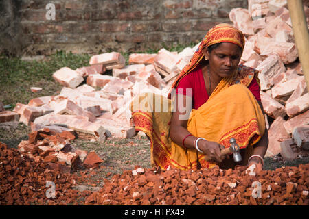 SRIMANGAL, Bangladesch - Februar 2017: hart arbeitenden Frauen Schneiden von Steinen in einem Dorf in der Nähe von Srimangal in Bangladesch Stockfoto