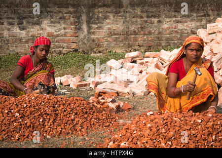 SRIMANGAL, Bangladesch - Februar 2017: hart arbeitenden Frauen Schneiden von Steinen in einem Dorf in der Nähe von Srimangal in Bangladesch Stockfoto