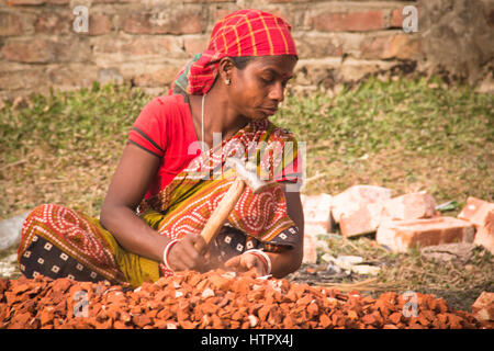 SRIMANGAL, Bangladesch - Februar 2017: hart arbeitenden Frauen Schneiden von Steinen in einem Dorf in der Nähe von Srimangal in Bangladesch Stockfoto