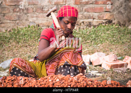 SRIMANGAL, Bangladesch - Februar 2017: hart arbeitenden Frauen Schneiden von Steinen in einem Dorf in der Nähe von Srimangal in Bangladesch Stockfoto