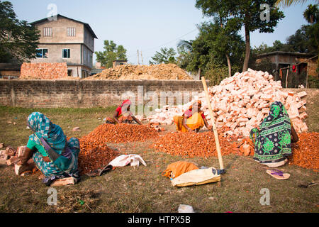 SRIMANGAL, Bangladesch - Februar 2017: hart arbeitenden Frauen Schneiden von Steinen in einem Dorf in der Nähe von Srimangal in Bangladesch Stockfoto