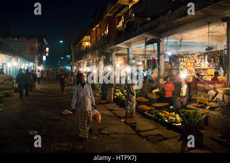 SRIMANGAL, Bangladesch - Februar 2017: Die zentrale Bazar Markt in Srimangal, Bangladesch bei Nacht, mit vielen Läden und Stände mit Essen und Kleidung Stockfoto