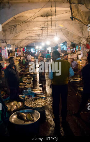 SRIMANGAL, Bangladesch - Februar 2017: Die zentrale Bazar Markt in Srimangal, Bangladesch bei Nacht, mit vielen Läden und Stände mit Essen und Kleidung Stockfoto