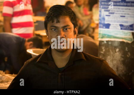 SRIMANGAL, Bangladesch - Februar 2017: Mann mit einen kleinen Laden mit Fisch in den zentralen Bazar Markt in Srimangal, Bangladesch Stockfoto