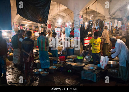 SRIMANGAL, Bangladesch - Februar 2017: Die zentrale Bazar Markt in Srimangal, Bangladesch bei Nacht, mit vielen Läden und Stände mit Essen und Kleidung Stockfoto