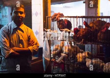 SRIMANGAL, Bangladesch - Februar 2017: Mann mit einen kleinen Laden mit Huhn auf dem zentralen Bazar Markt in Srimangal, Bangladesch Stockfoto