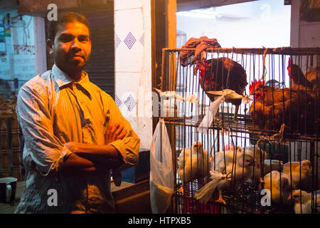 SRIMANGAL, Bangladesch - Februar 2017: Mann mit einen kleinen Laden mit Huhn auf dem zentralen Bazar Markt in Srimangal, Bangladesch Stockfoto