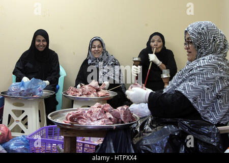 Mitglieder des Bahrains schiitischen Gemeinschaft Zubereitung von Speisen für eine gemeinsame Mahlzeit. Stockfoto