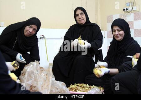 Mitglieder des Bahrains schiitischen Gemeinschaft Zubereitung von Speisen für eine gemeinsame Mahlzeit. Stockfoto