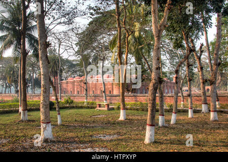 Shait Gumbad Moschee in Bagerhat, Bangladesch, gebaut im Jahre 1459 von Khan Jahan Ali. Diese Moschee ist auch 60 Kuppel Moschee genannt. Stockfoto