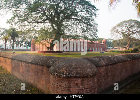 Shait Gumbad Moschee in Bagerhat, Bangladesch, gebaut im Jahre 1459 von Khan Jahan Ali. Diese Moschee ist auch 60 Kuppel Moschee genannt. Stockfoto