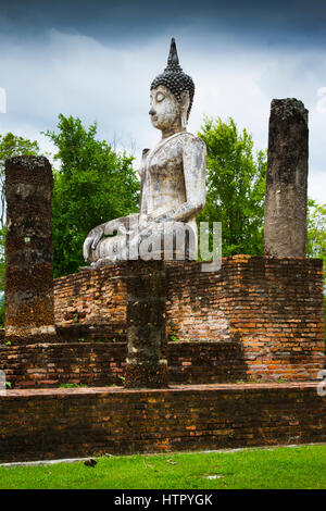 Buddha-Statue. Wat Traphang Ngoen. Sukhothai Historical Park. Thailand. Stockfoto