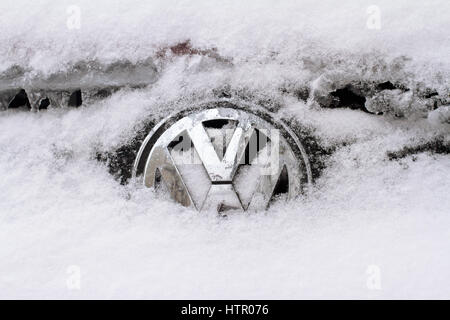 Bukarest, Rumänien - 5. Januar 2017: Nahaufnahme von einem Volkswagen Chrom Auto Markenlogo mit Schnee bedeckt Stockfoto