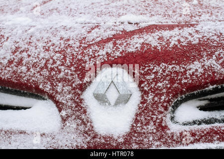 Bukarest, Rumänien - 5. Januar 2017: Nahaufnahme von einem Renault Chrom Auto Markenlogo mit Schnee bedeckt Stockfoto