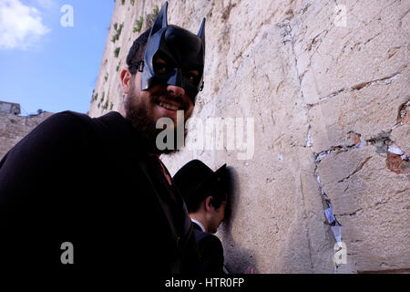 Ein religiöser Jude tragen Batman Maske während des jüdischen Festivals von Purim in der Klagemauer oder Kotel in der Altstadt Ost-Jerusalem Israel Stockfoto