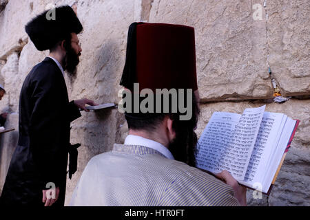 Ein Ultra orthodoxer Jude tragen eine traditionelle muslimische Tarbusch oder Fez Hut Kostüm beten während des jüdischen Festivals von Purim in der Klagemauer oder Kotel in der Altstadt Ost-Jerusalem Israel Stockfoto