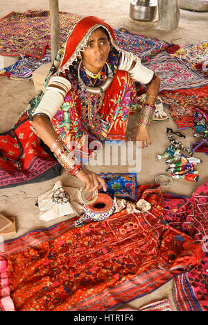 Wunderschön gekleidete Meghwal Harijan Frau verkauft Kunsthandwerk, Ludia, Gujarat, Indien Stockfoto