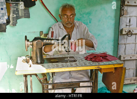 Ein Schneider nähen Kleidung in seinem Shop, Bhujodi, Gujarat, Indien Stockfoto