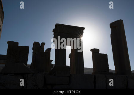 Die Morgensonne leuchtet auf den Ruinen der antiken Stadt Persepolis in Fars Provinz, Iran. Stockfoto