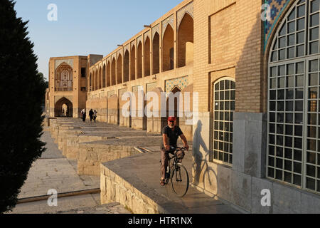 Ein Radfahrer Fahrten entlang der Khaju Brücke über den Zayandeh Fluss in der Provinz Isfahan, Isfahan, Iran Kreuze Stockfoto