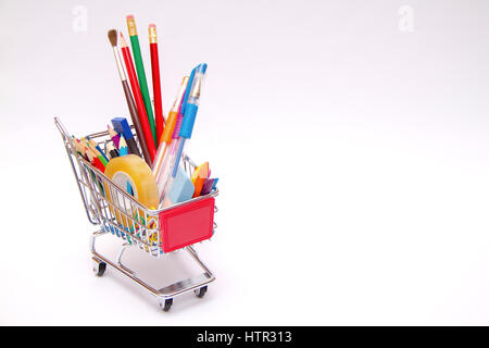 Tasche mit Schule Tools auf weißem Hintergrund Stockfoto