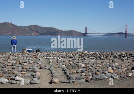 Ein Mann, Angeln in der Nähe des Labyrinths in Endland in San Francisco, CA, USA. Stockfoto