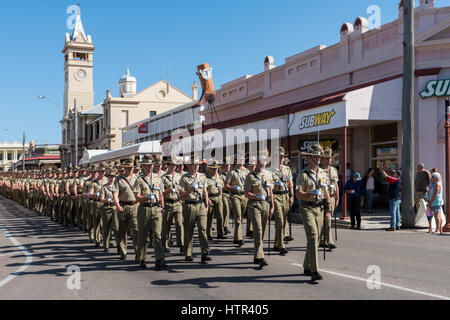 Charters Towers, Australien - 25. April 2016: Soldaten marschieren am Anzac Day in Charters Towers, Queensland Australien Stockfoto