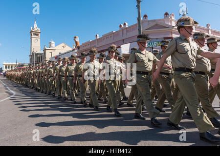 Charters Towers, Australien - 25. April 2016: Soldaten marschieren am Anzac Day in Charters Towers, Queensland Australien Stockfoto