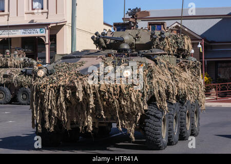 Charters Towers, Australien - 25. April 2015: Anzac Day Parade mit gepanzerter Fahrzeuge fahren auf der Hauptstraße der Stadt Stockfoto