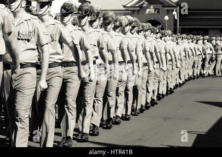 Anzac Day Parade mit Soldaten marschieren die Hauptstraße von Charters Towers Stockfoto