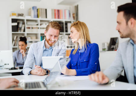 Geschäftsleute und Architekten diskutieren zukünftige Pläne Stockfoto