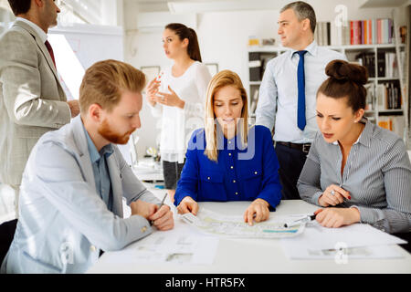 Unternehmer zusammen und sprechen über neue Ideen im Büro Stockfoto