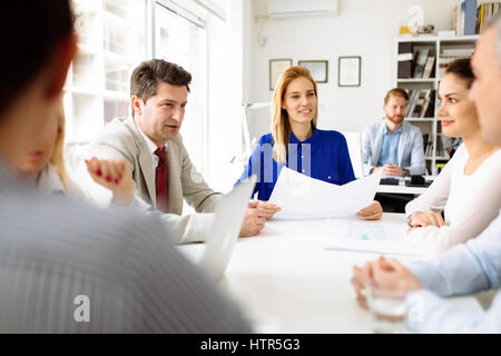 Unternehmer zusammen und sprechen über neue Ideen im Büro Stockfoto