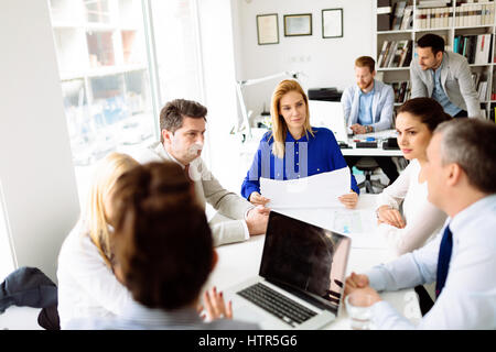 Geschäftsleute und Architekten diskutieren zukünftige Pläne Stockfoto