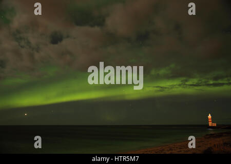 Aurora über den Leuchtturm auf Gardskagi, Keflavik, Island Stockfoto