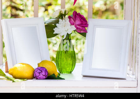 Weißer Bilderrahmen, kleinen Blumenstrauß und Zitronen auf dem Tisch für Hochzeitsdekoration Stockfoto