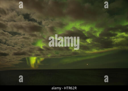 Aurora über den Leuchtturm auf Gardskagi, Keflavik, Island Stockfoto