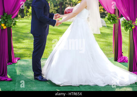 Brautpaar bleiben arm in Arm, unter Hochzeit Bogen, Nahaufnahme Stockfoto