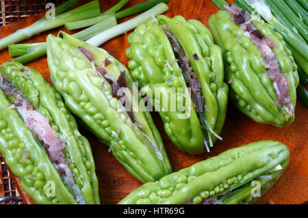 Vietnamesisches Essen Suppe der bitteren Melone gefüllt mit Hackfleisch, Ernährung, beliebtes Gericht in Vietnam, Bittermelone reiche Vitamin, kann anti-Diabetes Stockfoto