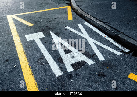 Taxistand und Parkplatz auf das Straßenschild auf Asphaltstraße gemalt Stockfoto