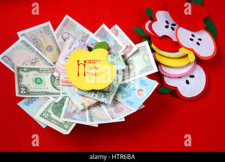 Roter Hintergrund von Vietnam Tet, Gewohnheit, Sitte, Vietnamesisch auf Tet ist Glück Geld, Kind Wunsch jemanden ein frohes neues Jahr und habe rote Umschlag Stockfoto