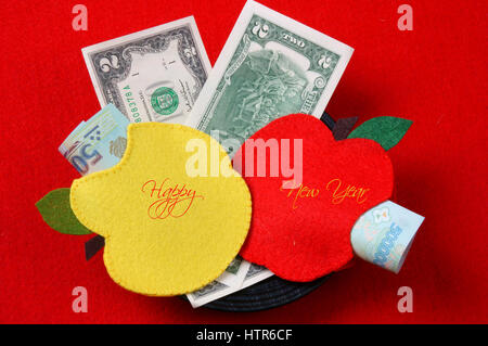 Roter Hintergrund von Vietnam Tet, Gewohnheit, Sitte, Vietnamesisch auf Tet ist Glück Geld, Kind Wunsch jemanden ein frohes neues Jahr und habe rote Umschlag Stockfoto