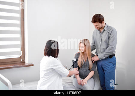 Messung des Blutdrucks für Schwangere. Stockfoto