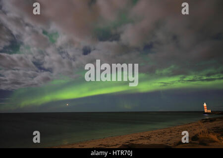 Aurora über den Leuchtturm auf Gardskagi, Keflavik, Island Stockfoto