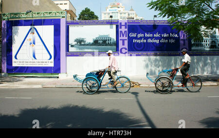 Ho-Chi-Minh-Stadt, Vietnam, asiatischen Mann auf Fahrradrikscha in Saigon Street, Vietnamesisch männlichen verdienen von Cyclo-Fahrer, ein arbeite hart für Arme Leute, Vietnam Stockfoto