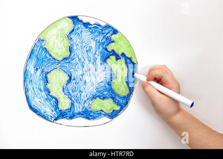 Des Kindes Handzeichnung Planeten Erde mit einem Marker. Hautnah. Stockfoto