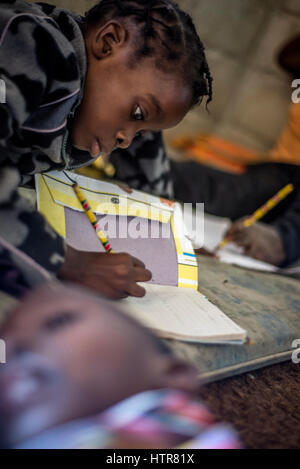 Eine Mädchen mit Polio-Erkrankung zeichnet geometrische Formen mit ihrem Fuß zu Hause des Glücks für Kinder mit Behinderungen in Lusaka, Sambia. Heimat des Glücks ist ein Waisenhaus in 2015 von Bernadetta Mindeo gegründet. Es gibt 62 Kinder in der Mitte, 25 davon leben dauerhaft in die Heimat des Glücks. Zwanzig Freiwillige kümmern sich um die jungen und Mädchen mit verschiedenen Arten von Behinderungen. House of Happiness befindet sich in zwei Räumen zu bauen, ohne irgendwelche Einrichtungen. Volunteers Essen am Feuer zubereiten, waschen Sie die Kleidung der Kinder außerhalb. Stockfoto