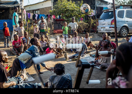 Kinder spielen Volleyball sitzen zu Hause des Glücks in Lusaka, Sambia. Heimat des Glücks für Kinder mit Behinderungen ist ein Waisenhaus gegründet, im Jahr 2015. Es gibt 62 Kinder in der Mitte, 25 davon leben dauerhaft in die Heimat des Glücks. Zwanzig Freiwillige kümmern sich um die jungen und Mädchen mit verschiedenen Arten von Behinderungen. House of Happiness befindet sich in zwei Räumen zu bauen, ohne irgendwelche Einrichtungen. Volunteers Essen am Feuer zubereiten, waschen Sie die Kleidung der Kinder außerhalb. Stockfoto